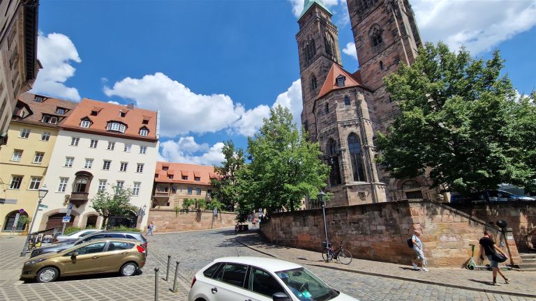 Vor der Sebalduskirche